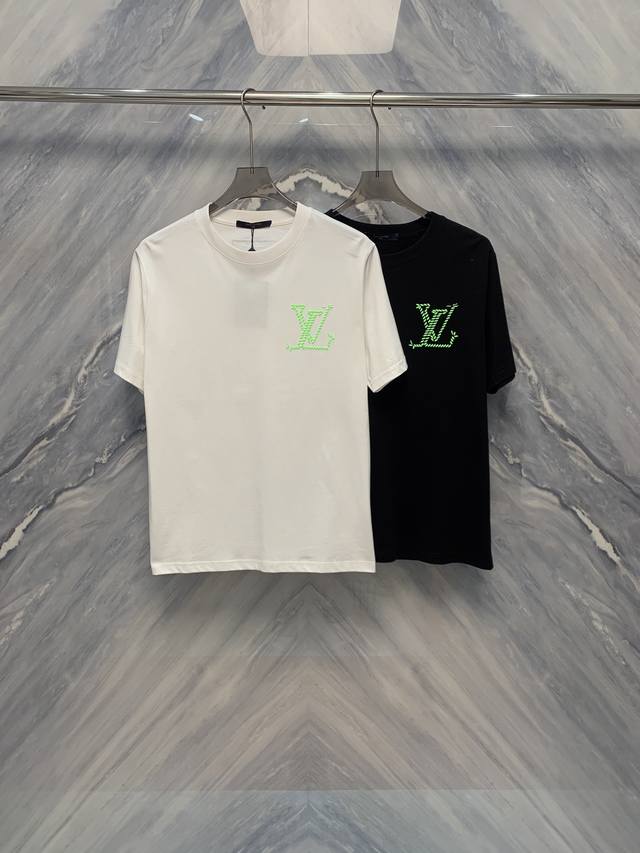 25春夏新品1V发泡印花圆领棉质短袖T恤，融合了经典设计与现代工艺。无论是日常休闲还是运动出游，都是您的理想选择。纯棉面料带来极致舒适体验，发泡印花图案增添时尚