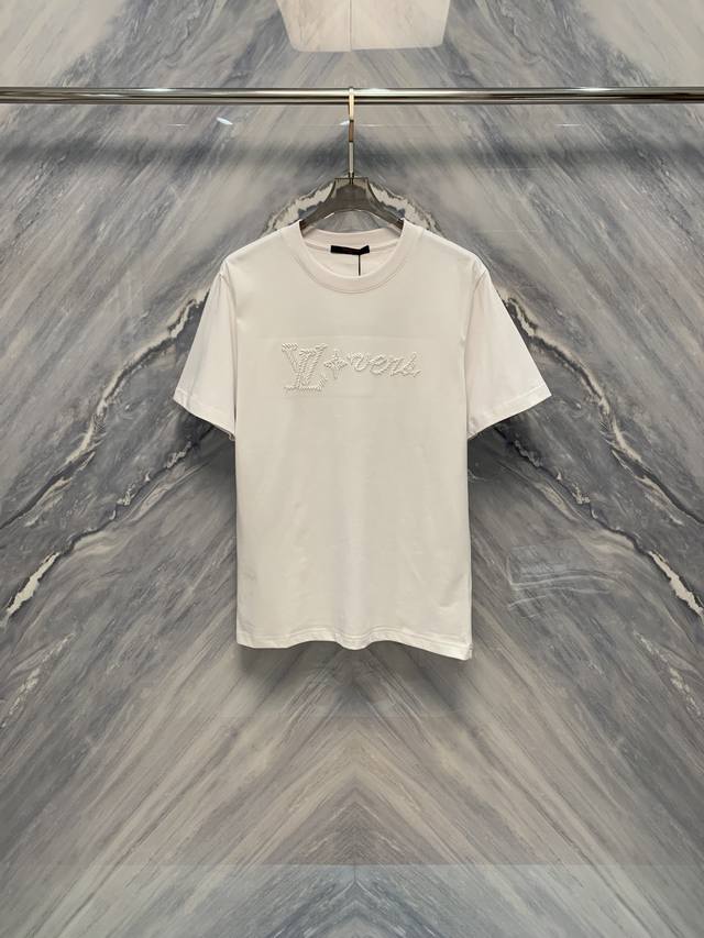 春夏新品细腻工艺，卓越品质1V万针刺绣Logo圆领棉质短袖T恤，这款万针刺绣Logo圆领棉质短袖T恤，是夏季衣橱的必备佳品。首先，服饰采用百分百纯棉材质，柔软透