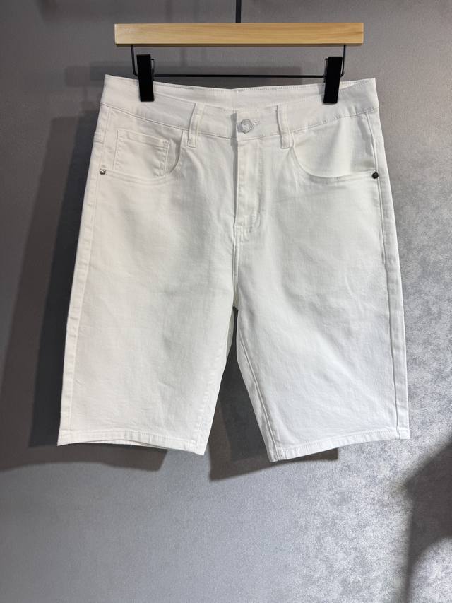 Lv 路易威登春夏最新品五分牛仔裤出入专卖店无压力 专柜热销款 品味与价值共享 身穿着非常舒适 低调不失奢华 穿出去非常有档次,裤型款式和裁剪亦无需多言 上身精