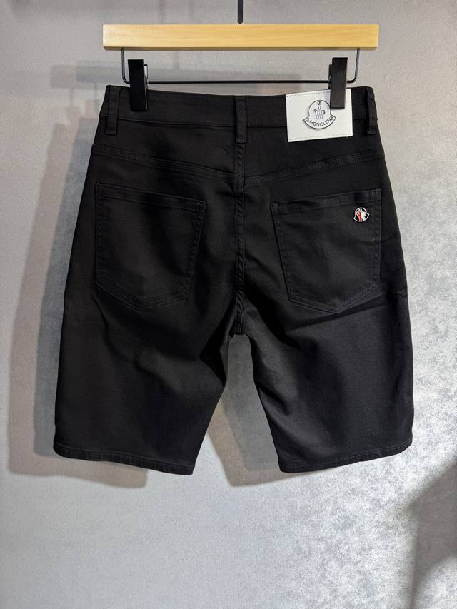 Moncler 蒙口 春夏最新品五分牛仔裤出入专卖店无压力 专柜热销款 品味与价值共享 身穿着非常舒适 低调不失奢华 穿出去非常有档次,裤型款式和裁剪亦无需多言
