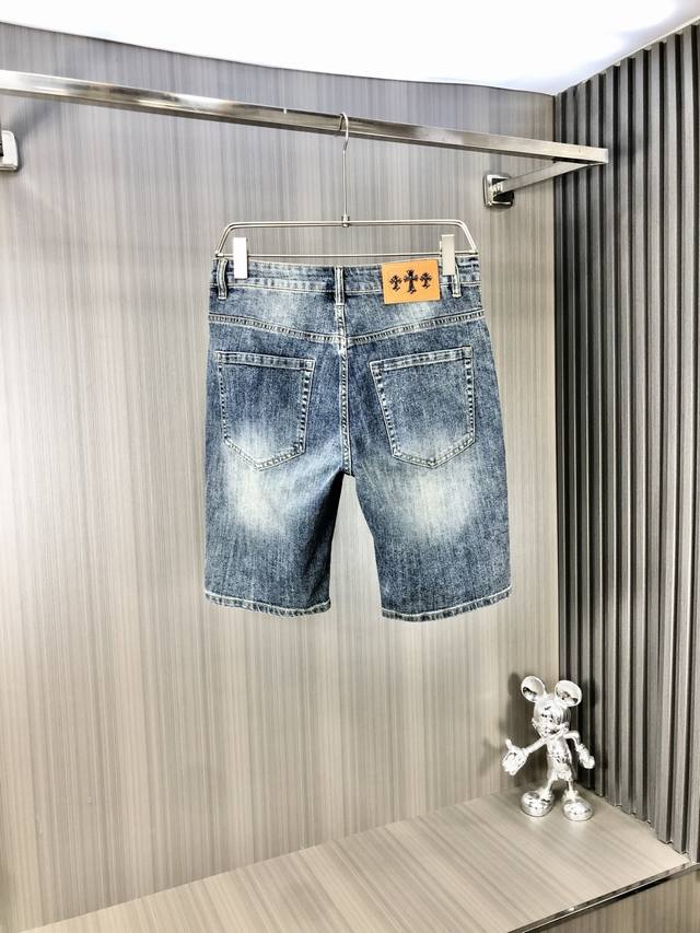Chrome Hearts 克罗心五分牛仔短裤 2025春夏最新推出男士牛仔裤新品！重工水洗牛仔面料，定制面料和一般牛仔布料比起来，更加柔软舒适！超重工洗水工艺