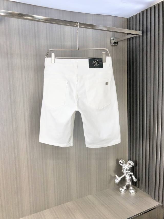 Moncler 蒙口五分短裤 2025春夏最新推出男士牛仔裤新品！重工水洗牛仔面料，定制面料和一般牛仔布料比起来，更加柔软舒适！超重工洗水工艺 双工艺洗水 整条