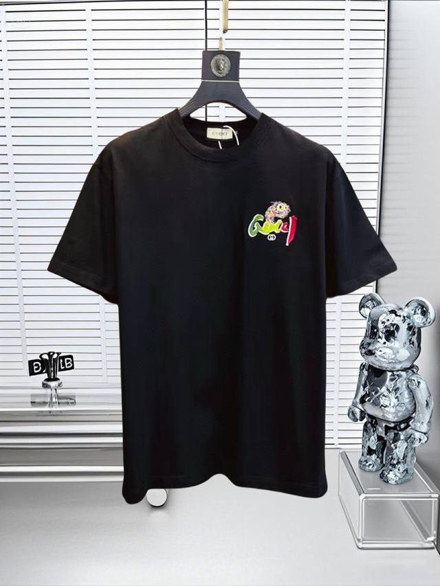 Gucci 古奇25Ss新款短袖，最高版本重工艺经典刺绣Logo图案，高标准定制，上身非常有型，客供进口高档280克纯棉面料质感非常细腻，细节工艺精湛考究，塑造