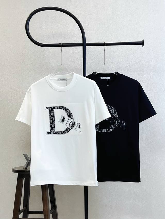 款号X210 Dior迪奥胸前老花贴布立体Logo刺绣圆领短袖 情侣同款 全套包装 三标齐全 区别市场通货 随意对比 纯棉280克高克重32支双纱 不起球 不褪