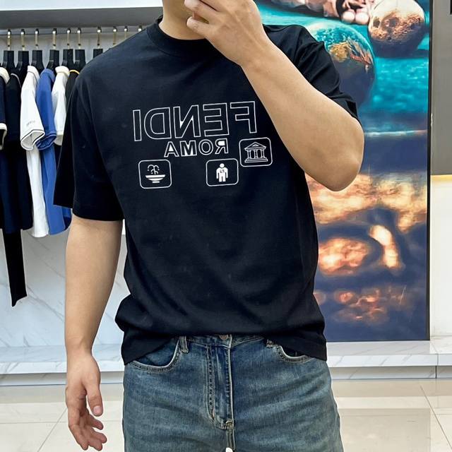 芬迪 夏季新款 印花字母Logo休闲短袖T恤。进口100%长绒棉面料，舒适透气，印花图案Logo每个细节做到极致，成品完成非常Ok！上身极赞，随意百搭！Os版型