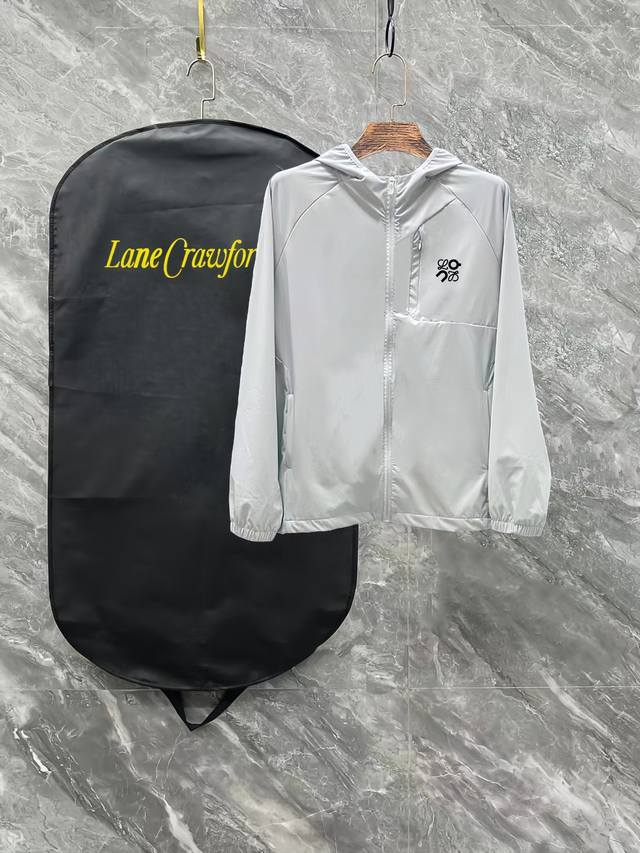 上新 高版本 Loewe 罗意威Training系列上新！男女款连帽运动外套轻薄夹克防晒衣。臻稀货源！迪家原单好货！男女款轻薄款运动外套防晒服 ！一款多功能外套