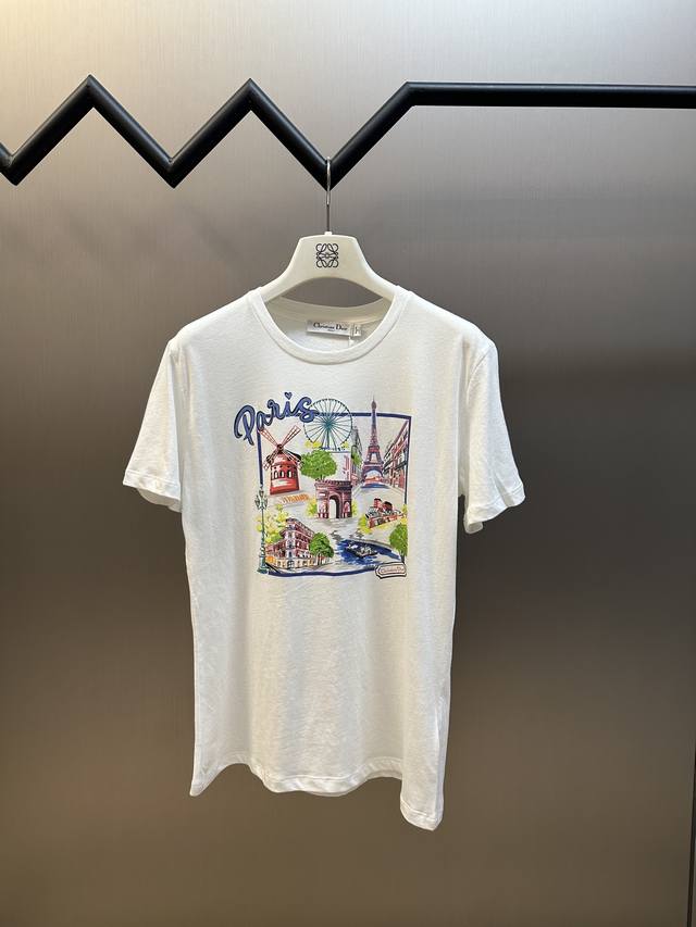 Dior Souvenir 印花短袖 这款T恤来自Dioriviera Souvenir系列，呼应该系列的寓意，向Dior先生对旅行的热情致敬。饰以色调鲜明的P