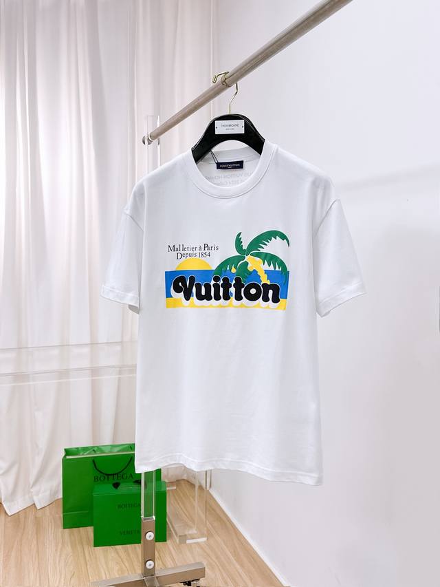 Lv。春夏新款首发专柜最新款短袖圆领T恤 高端订制 设计前卫时尚！品牌Logo重工艺设计 高端定制230克面料.手感柔软.穿着舒适.专柜级别精致车线.做工精细.