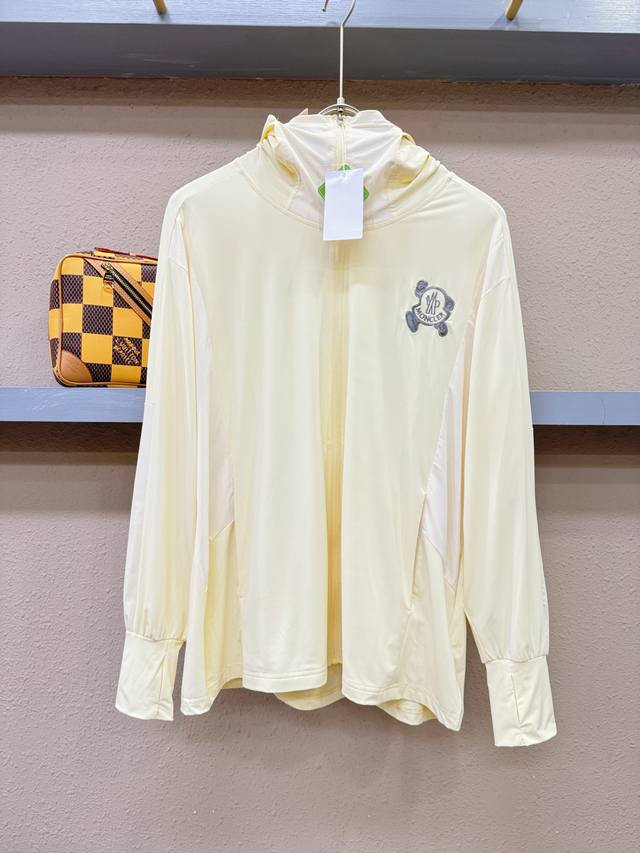 Moncler蒙口 2025春夏经典防晒外套，面料超软面料帅酷爆款薄夹克外套。时尚都市百搭款款，夏季必备神器，速干衣，水洗后快速脱水干爽，上身透气而且时尚靓丽，