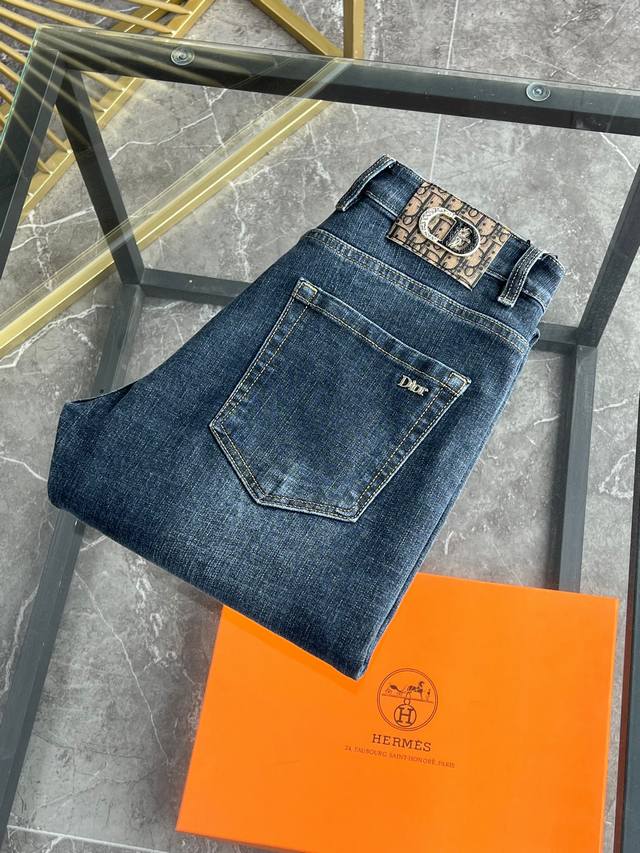 迪奥 2630春夏新品 专柜有售 实体店极品牛仔裤专柜原版1:1好货，适合各个年龄段。市场最高版本的欧洲进口面料。舒适柔软亲肤，上身效果超级棒时尚百搭，笔挺有型