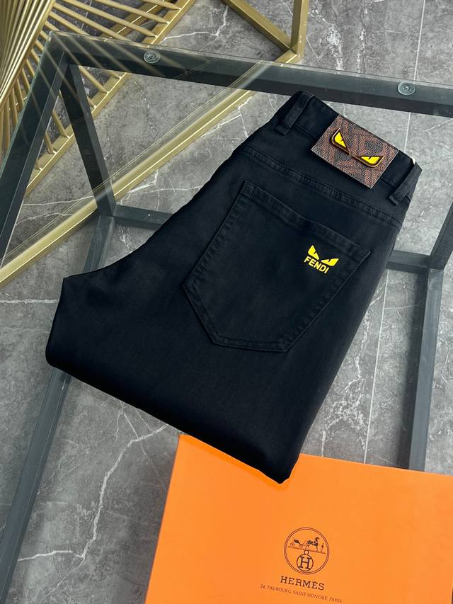 芬迪 2630春夏新品 专柜有售 实体店极品牛仔裤专柜原版1:1好货，适合各个年龄段。市场最高版本的欧洲进口面料。舒适柔软亲肤，上身效果超级棒时尚百搭，笔挺有型