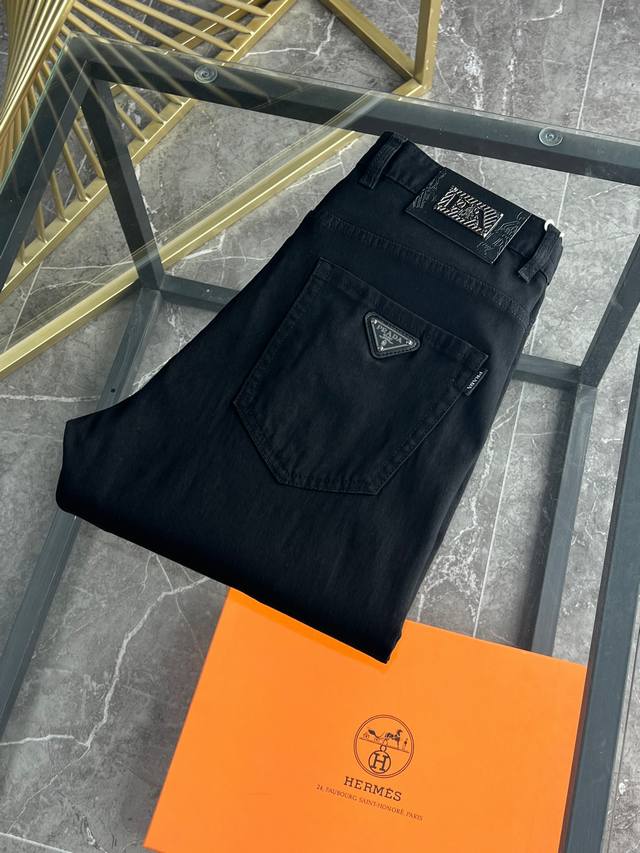 普拉达 2630春夏新品 专柜有售 实体店极品牛仔裤专柜原版1:1好货，适合各个年龄段。市场最高版本的欧洲进口面料。舒适柔软亲肤，上身效果超级棒时尚百搭，笔挺有