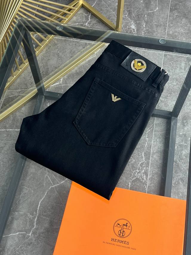 阿玛尼 2630春夏新品 专柜有售 实体店极品牛仔裤专柜原版1:1好货，适合各个年龄段。市场最高版本的欧洲进口面料。舒适柔软亲肤，上身效果超级棒时尚百搭，笔挺有