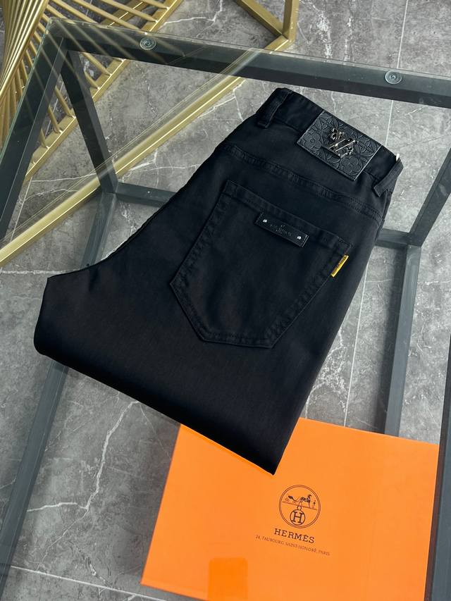 Lv 2630春夏新品 专柜有售 实体店极品牛仔裤专柜原版1:1好货，适合各个年龄段。市场最高版本的欧洲进口面料。舒适柔软亲肤，上身效果超级棒时尚百搭，笔挺有型