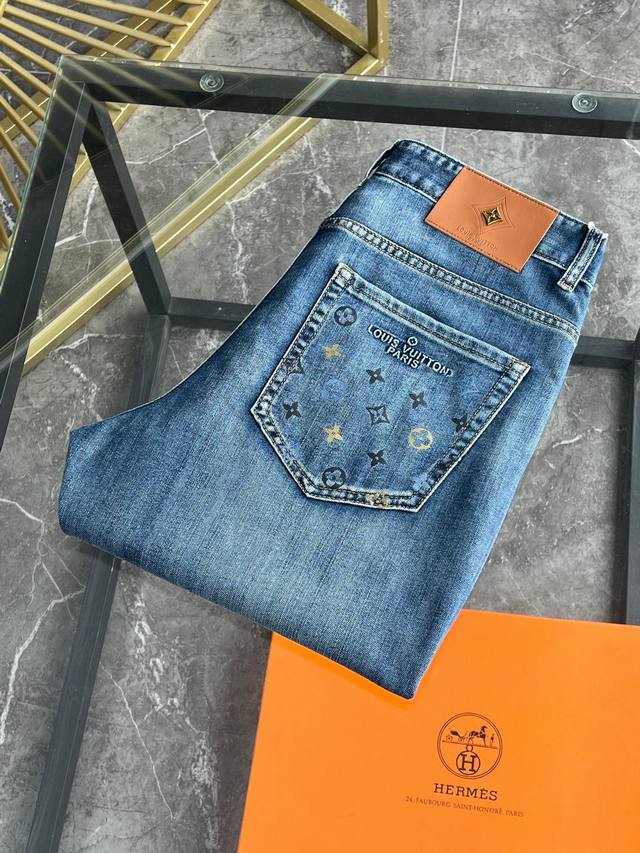 Lv 新款来袭2630新春爆款新品 专柜有售 实体店极品牛仔裤专柜原版1:1好货，适合各个年龄段。市场最高版本的欧洲进口面料。舒适柔软亲肤，上身效果超级棒时尚百