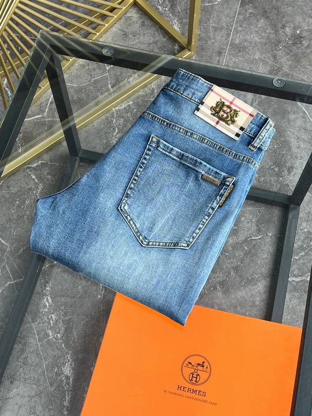 巴宝莉 新款来袭2630新春爆款新品 专柜有售 实体店极品牛仔裤专柜原版1:1好货，适合各个年龄段。市场最高版本的欧洲进口面料。舒适柔软亲肤，上身效果超级棒时尚