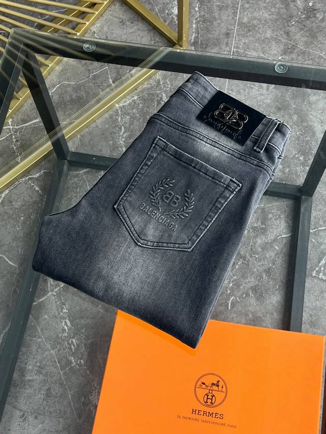 巴黎世家 2630春夏新品 专柜有售 实体店极品牛仔裤专柜原版1:1好货，适合各个年龄段。市场最高版本的欧洲进口面料。舒适柔软亲肤，上身效果超级棒时尚百搭，笔挺