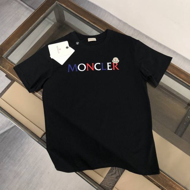 Moncler蒙口 夏季新款 时尚休闲短袖T恤 进口高档定制面料 无敌质感，高品质完美出货，柔软舒适、吸汗透气 久穿而不易变形 有极佳的触感及良好的透气性与吸汗