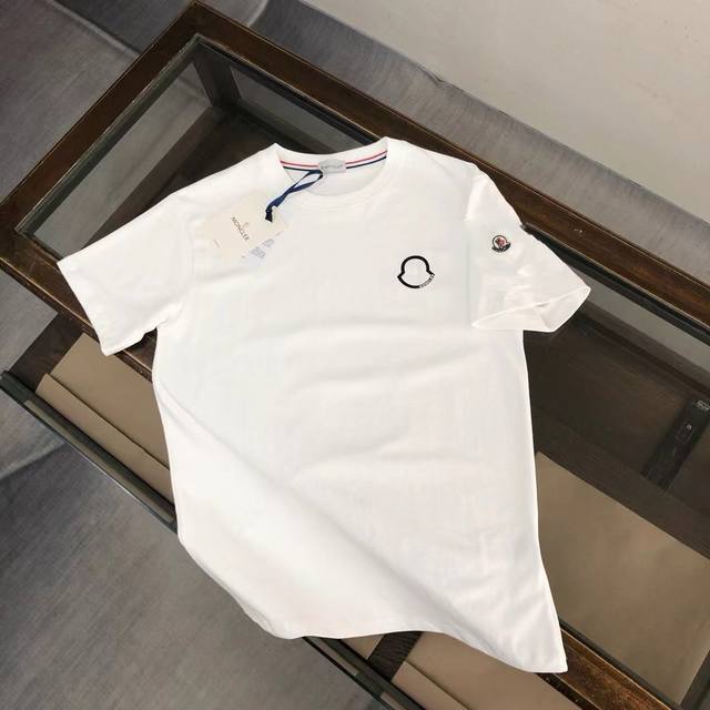 Moncler蒙口 官网同步上新 专柜系列纯棉T恤！260克定制棉，面料柔软舒适，全新设计灵感，极具时尚代表性！手臂精致真口袋设计更显工艺！手感舒适透气！极为时