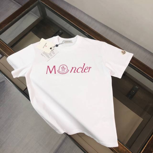 Moncler蒙口 2025最新款情侣款品牌Logo印花圆领短袖 情侣T恤 春夏新品 高品质 时尚百搭潮款 定制进口面料 ！穿着舒适 透气 时尚不失个性 上身休