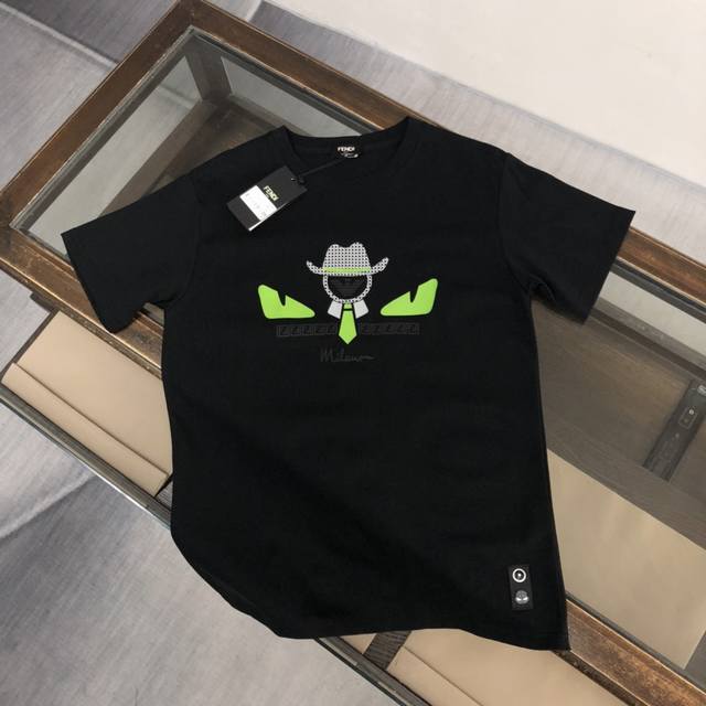 Fendi芬迪 新款上市 专柜系列纯棉T恤！全新设计灵感，极具时尚代表性！精致Logo设计！手感舒适透气！极为时尚耐看有腔调，上身效果高端大气，极致有型的百搭款