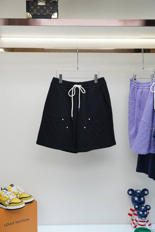 Lv 路易威登， 2025春夏系列新品纯棉短裤，考究的剪裁是品牌工坊精湛工艺的精髓所在，也是品牌传承的核心。这款短裤是二零二五春季男装系列新品，款式时尚，别具一