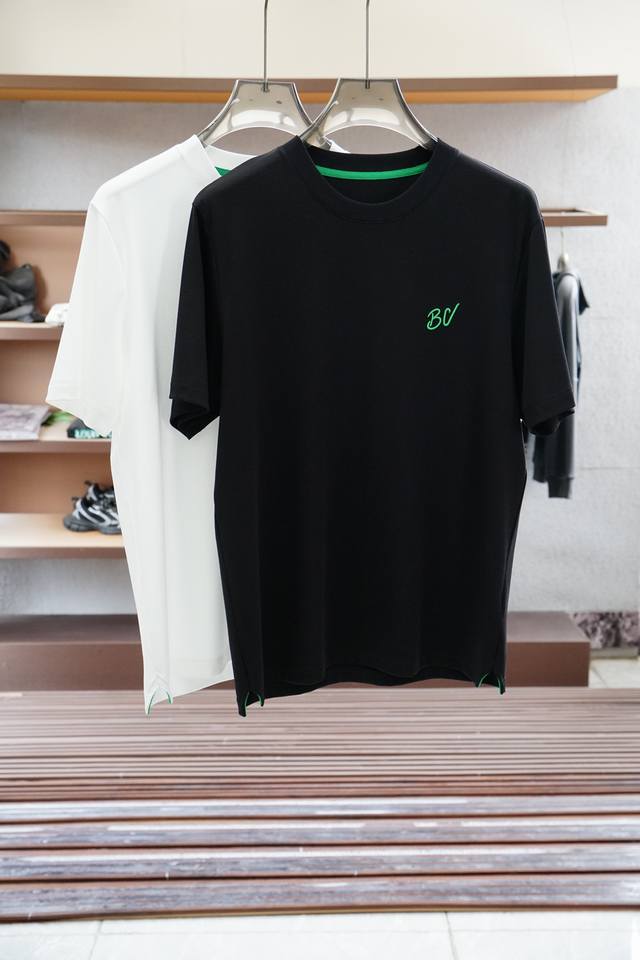 Bv家 2025 夏季最新款男士圆领短袖T桖，Bv经典品牌Logo刺绣设计，简约之中藏着奢华奥义，低调而醒目，彰显品牌独特格调！圆领设计贴合颈部线条，舒适自在。