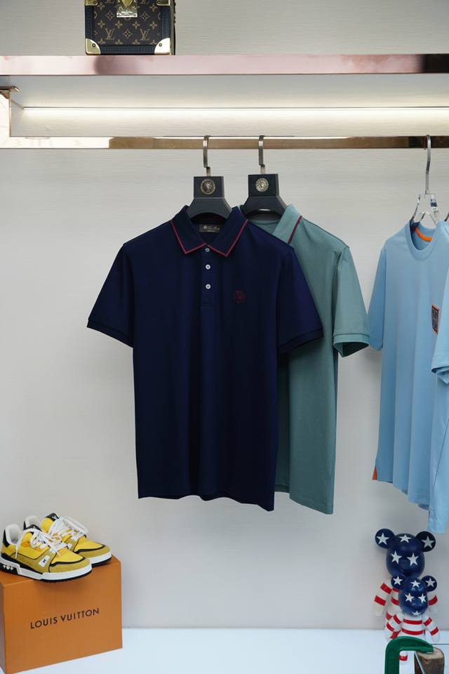 Lp-2025Ss夏季新款Lp 官网最新款翻领 Polo衫，搭配品牌图标，延续Lp家极简常态化的设计，时髦与气质于一身！配色轻熟百搭 细节精致出挑！面料采用进口