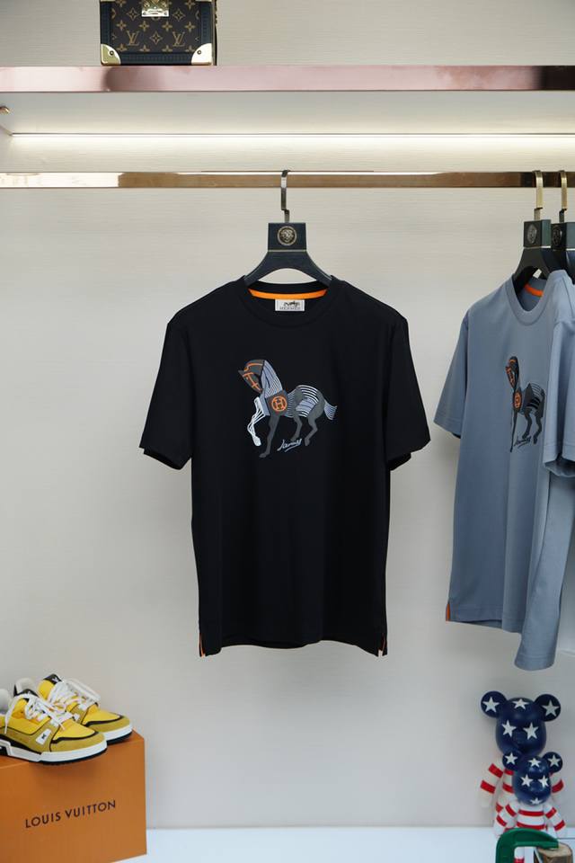 爱马仕，Hermes， 2025夏季新款 圆领短袖。此款以贴皮刺绣工艺诠释奢华新高度。是时尚与工艺的完美邂逅。优质的面料如丝般顺滑，为贴皮刺绣提供了绝佳的载体。
