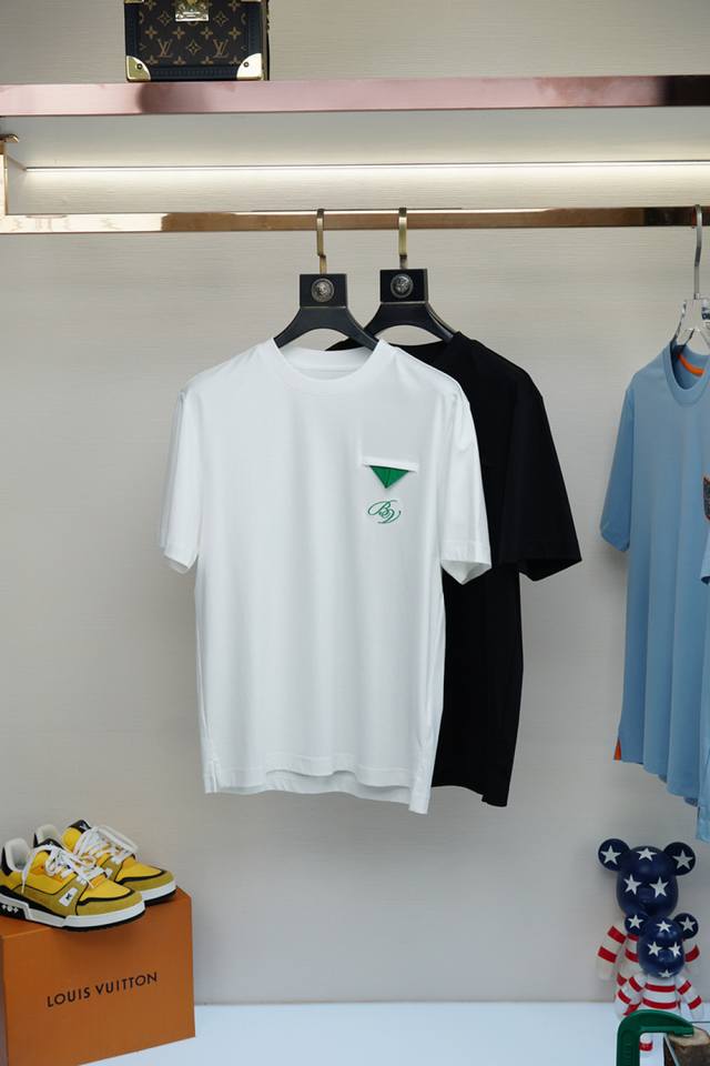 Bv家 2025 夏季最新款男士圆领短袖T桖，Bv经典品牌Logo倒三角设计，简约之中藏着奢华奥义，低调而醒目，彰显品牌独特格调！圆领设计贴合颈部线条，舒适自在