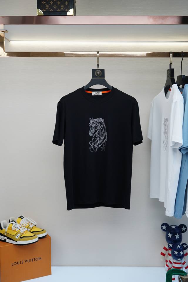 春夏系列新品 Hermes爱马仕，男士时尚休闲短袖T恤，精选进口舒适丝光棉面料，胸前精致Logo打造，舒适性与透气性兼优，柔软抗皱弹性和垂性极佳，无论是单穿或是