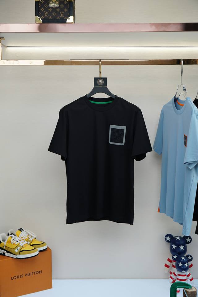 Bv家 2025 夏季最新款男士圆领短袖T桖，Bv经典品牌Logo倒三角设计，简约之中藏着奢华奥义，低调而醒目，彰显品牌独特格调！圆领设计贴合颈部线条，舒适自在