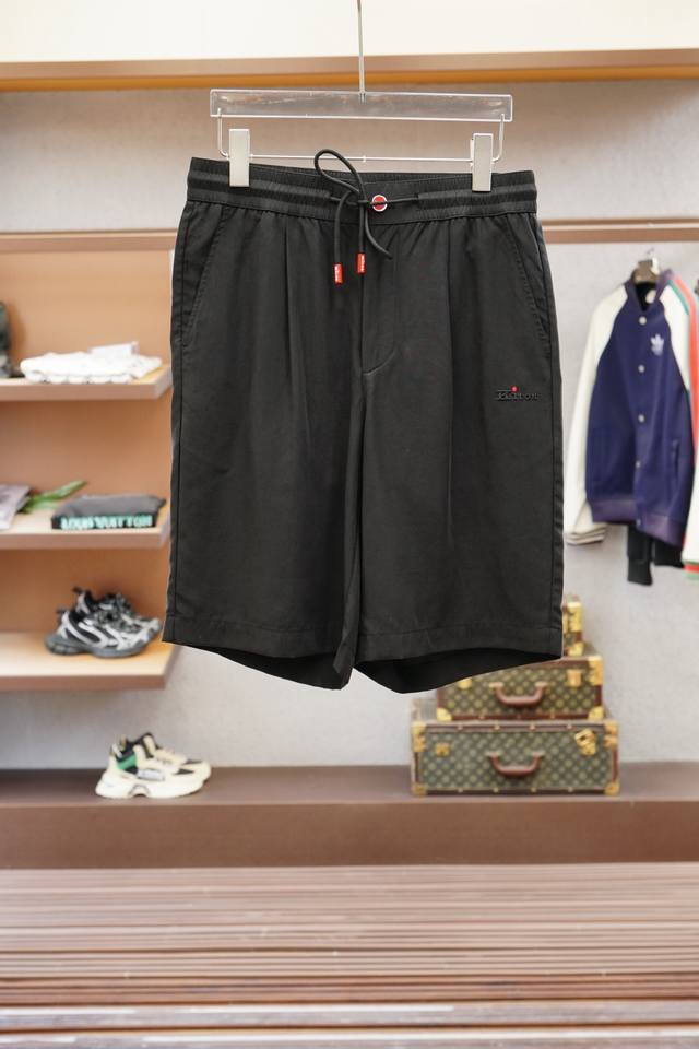 Kiton 2025春夏系列新品短裤，考究的剪裁是品牌工坊精湛工艺的精髓所在，也是品牌传承的核心。这款短裤是二零二五春季男装系列新品，款式时尚，别具一格。采用棉