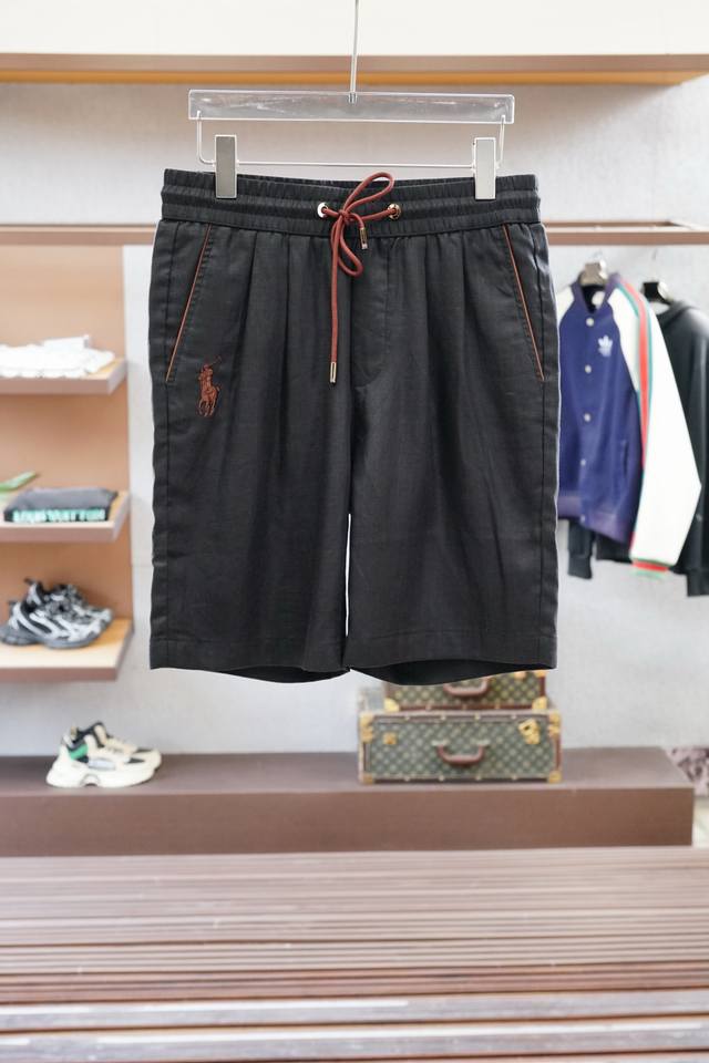 Polo。 2025春夏系列新品丝麻短裤，考究的剪裁是品牌工坊精湛工艺的精髓所在，也是品牌传承的核心。这款短裤是二零二五春季男装系列新品，款式时尚，别具一格。采