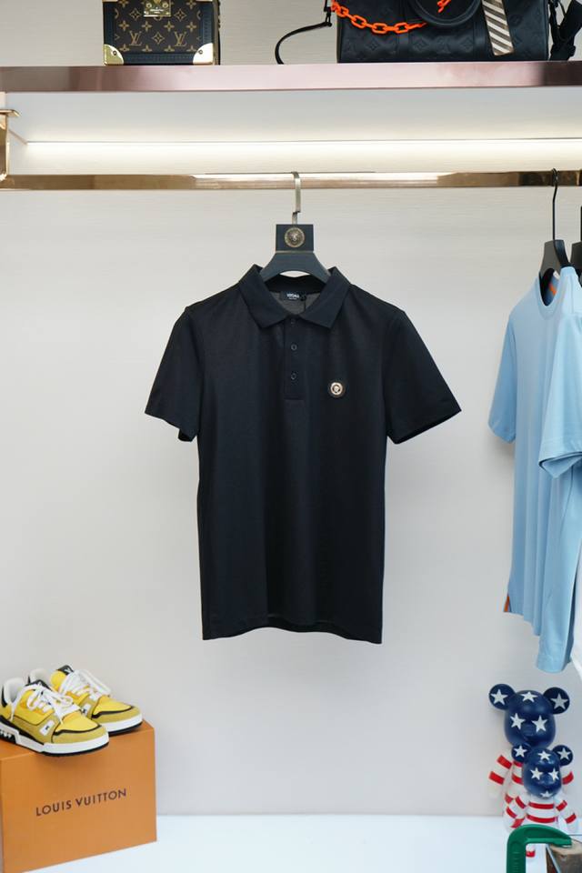 范思哲 Versace-重磅推荐！2025早春。新品 专柜在售 时尚高端男装Polo-胸前Logo个性时尚 进口顶极高密度丝光珠地，极为亲肤舒适 摸上去非常的细
