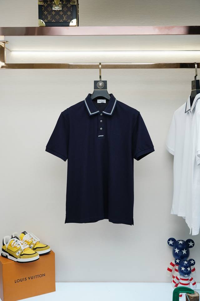 菲拉格慕-Fer**Gamo2025 夏季新款男士翻领Polo衫，解锁意式优雅。领口设计是整件短袖的点睛之笔，简约线条勾勒出利落造型，标志性品牌Logo以精致的