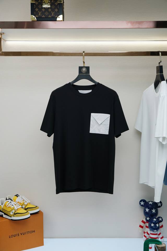 2025Ss Bv 春夏新品 经典百搭款 圆领短袖T恤 假口袋设计 简单大方设计 干净利落剪裁 采用进口顶级丝光面料 柔软细腻 男人的衣柜都少不了基础 随时随地