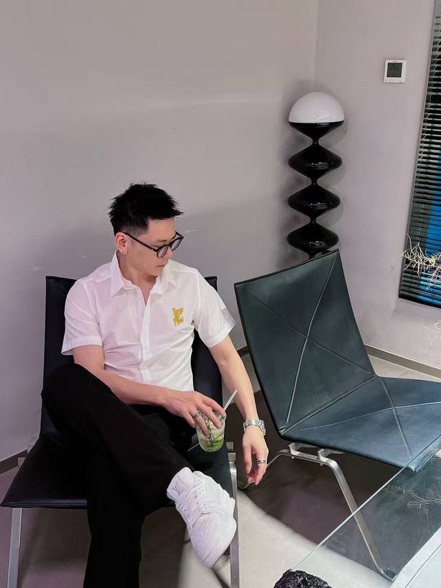 Lv 2025春夏新款男士原单休闲短袖衬衫 官网同步发售 简洁时尚百搭 高端品质无缝切割包边 刺绣Logo图案设计 定制进口锦氨天丝棉面料 弹力大 不起皱 穿着