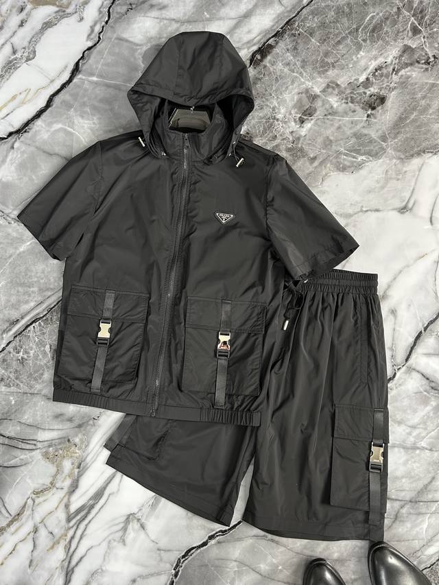 Prada 普拉达 2025春夏Gw专柜新品 顶级原单时尚男士短裤运动休闲套装。 帽子可拆卸 立体剪裁设计型格简约不失精炼，轮廓感优越，带来全新的夏天穿着体验，
