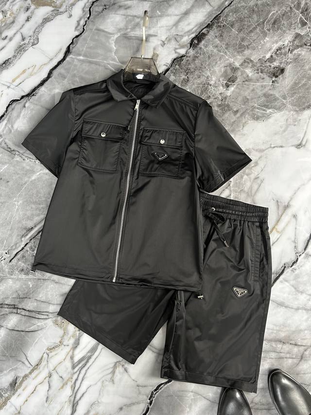 Prada 普拉达 2025春夏Gw专柜新品 顶级原单时尚男士短裤运动休闲套装。立体剪裁设计型格简约不失精炼，轮廓感优越，带来全新的夏天穿着体验，凸显品牌魅力价
