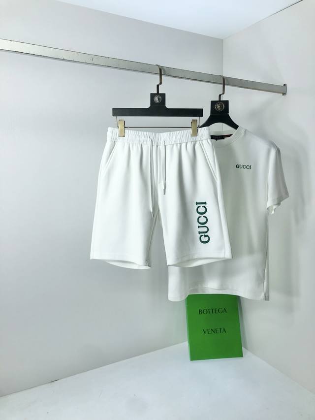 Gucci古奇 2025春夏专柜新款休闲套装！高端推荐！定制欧棉材质 超柔软亲肤触感！胸前精致品牌Logo点缀 剪裁属于修身版型 绝对挺括帅气的合体型！从锁针可