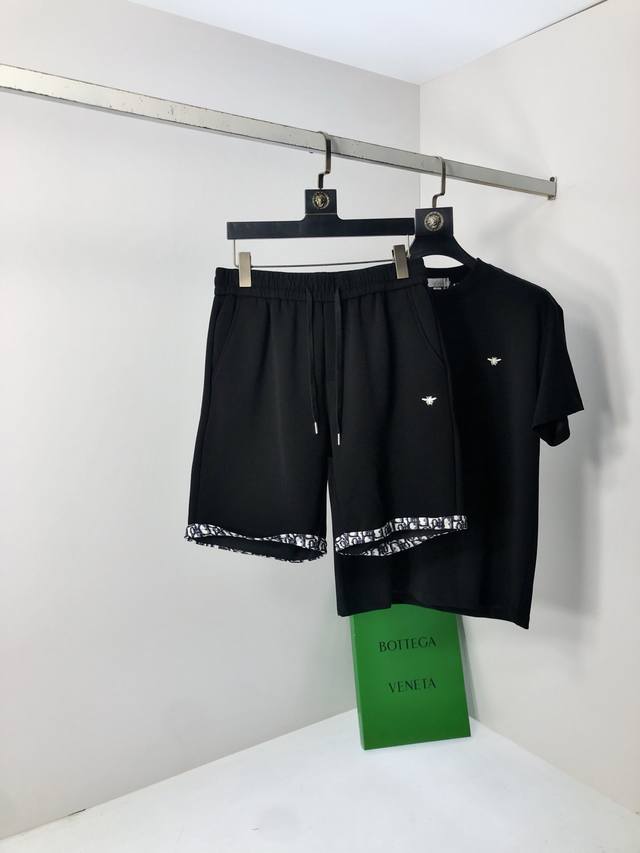 Dior迪奥 2025春夏专柜新款休闲套装！高端推荐！定制欧棉材质 超柔软亲肤触感！胸前精致品牌Logo点缀 剪裁属于修身版型 绝对挺括帅气的合体型！从锁针可以