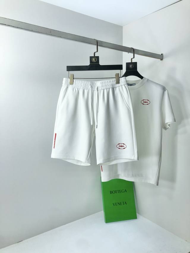 Prada 2025春夏专柜新款休闲套装！高端推荐！定制欧棉材质 超柔软亲肤触感！胸前精致品牌Logo点缀 剪裁属于修身版型 绝对挺括帅气的合体型！从锁针可以看