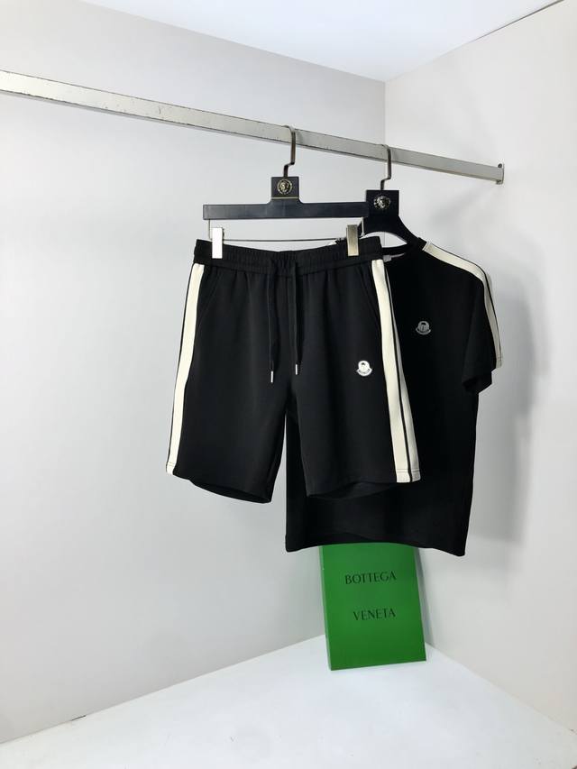Mon蒙口 2025春夏专柜新款休闲套装！高端推荐！定制欧棉材质 超柔软亲肤触感！胸前精致品牌Logo点缀 剪裁属于修身版型 绝对挺括帅气的合体型！从锁针可以看