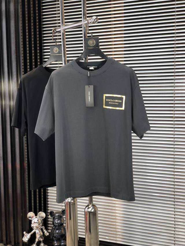 D&G。顶级货品2025春夏新款首发专柜最新款短袖圆领T恤 高端订制 设计前卫时尚！品牌Logo重工艺设计 高端定制原版欧棉面料.手感柔软.穿着舒适.B专柜级别