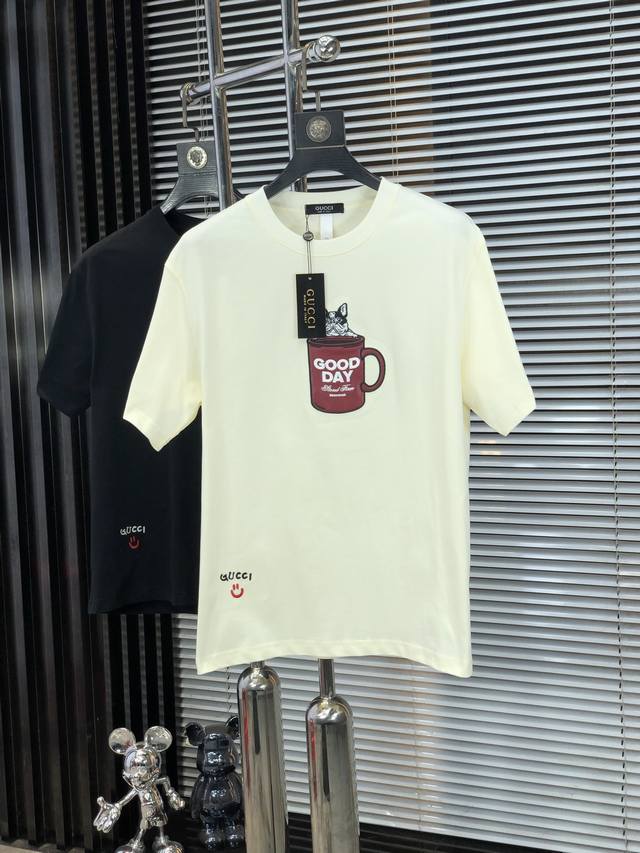Gucci。顶级货品2025春夏新款首发专柜最新款短袖圆领T恤 高端订制 设计前卫时尚！品牌Logo重工艺设计 高端定制原版欧棉面料.手感柔软.穿着舒适.B专柜
