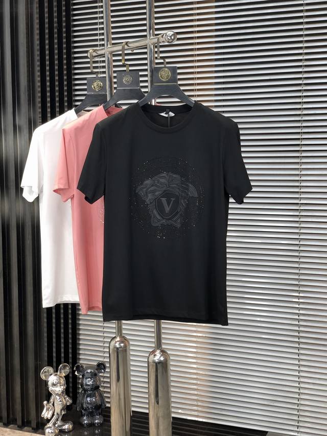 范思哲。2025春夏新品时尚圆领短袖高级定制百搭款式！更有实用感 任何人都可以轻松驾驭 采用双丝光面料制作，奢华经典品牌Logo设计，G非常显档次懂货的必须入！