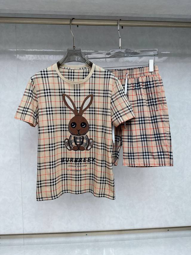 巴宝莉 2025春夏最新款，男女同款，经典设计短袖T恤短裤套装，定制丝光棉面料，手感柔软，穿着舒适，做工精细.上身效果无敌帅气，码数M-3Xl
