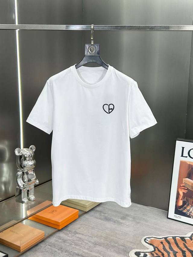 新款迪奥 高定丝光棉面料 丝滑清爽 2025春夏新品上市时尚经典圆领短袖时尚单品设计，更加时尚舒适，高标准定制，上身非常有型，胸前品牌经典Logo 图案 客供辅