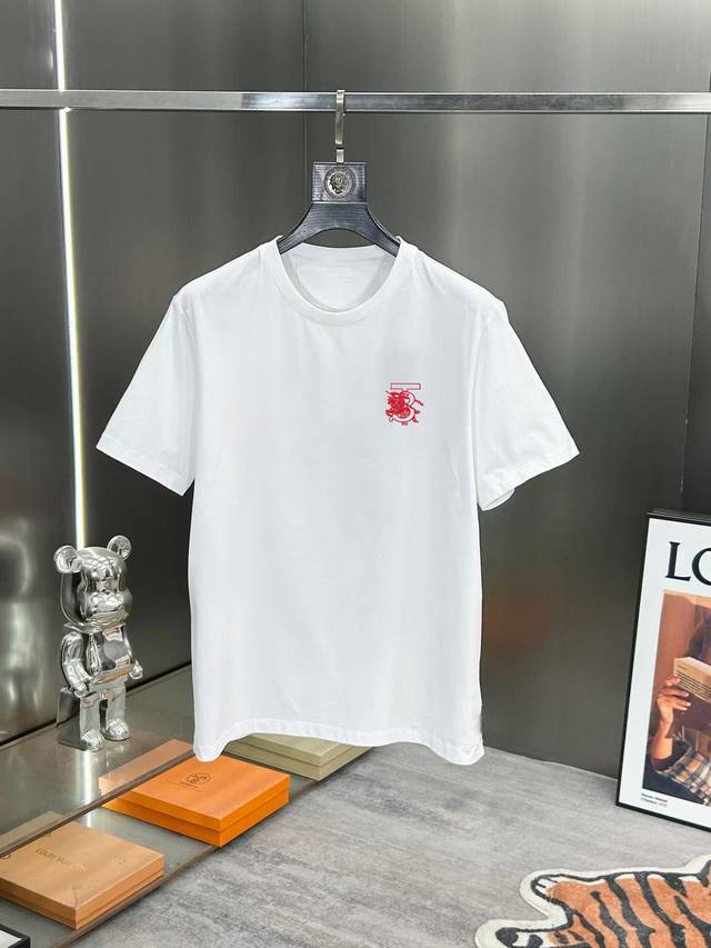 新款巴宝莉 高定丝光棉面料 丝滑清爽 2025春夏新品上市时尚经典圆领短袖时尚单品设计，更加时尚舒适，高标准定制，上身非常有型，胸前品牌经典Logo 图案 客供